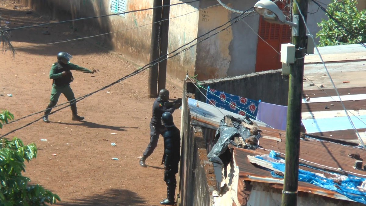 CarolValade's tweet image. #Guinée intervention des forces de sécurité au passage du cortège funèbre #Kibaro
