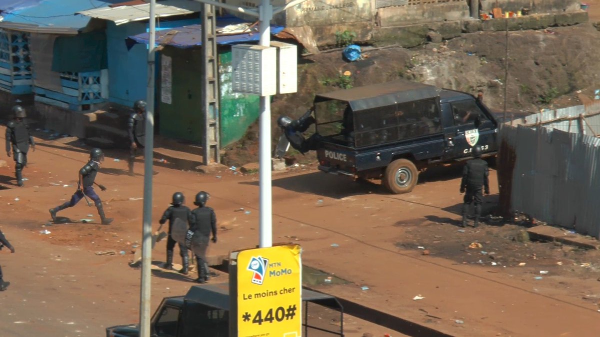 CarolValade's tweet image. #Guinée intervention des forces de sécurité au passage du cortège funèbre #Kibaro