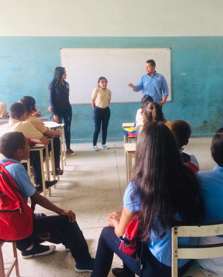 oncdoftanz's tweet photo. #04nov2019 @oncdoftanz y @RedONAnz realizaron charla preventiva sobre el Buen Uso de las Redes Sociales dirigida a los alumnos del Liceo B. Juan Antonio Sotillo ubicado en Av Municipal de Puerto la Cruz, fomentando la prevenciòn #prevencion https://t.co/v7mqDP3vPE