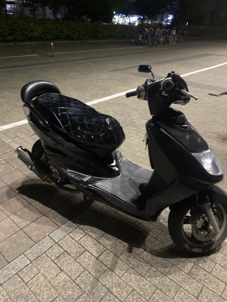 f_xkc's tweet photo. シグナス売ります
大阪からです
走り出し少しがたつきあります
ウインカー割れ
外装傷
改造点
エナメルシート
グリップ
バックレスト無理やりつけてます
メッキパーツ
マフラーすごいいい音します
アドレスと交換でお願いします https://t.co/nUxtrUsUFG