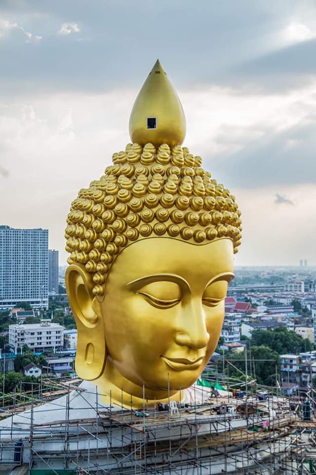 バンコクにあるインスタ映えで有名なワットパクナム寺院に建設中の大仏