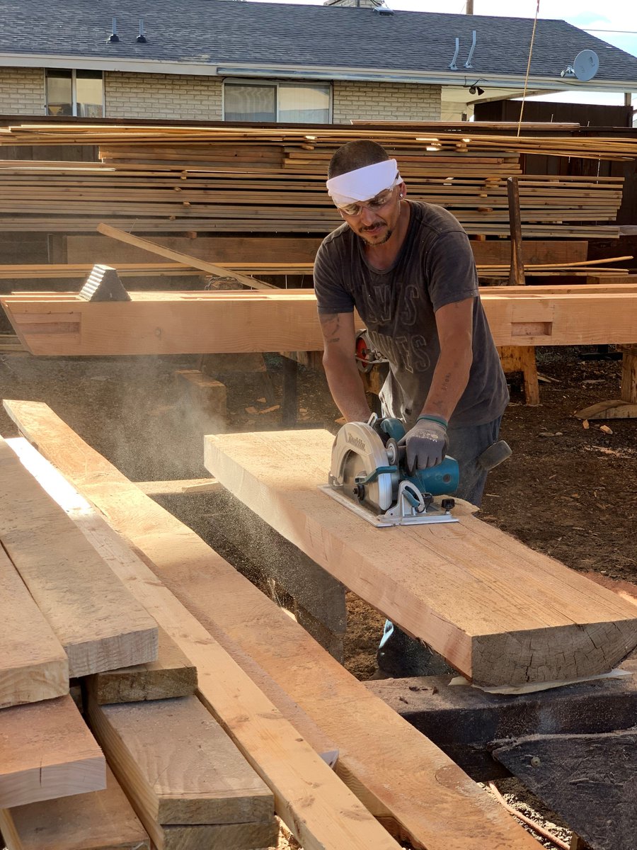 Long cuts on large beams. No problem for this 10-1/4" circular saw. 

makitatools.com/products/detai… 

#makitausa #makitatools #woodworking #circularsaw #timber #HS0600 

Photo cred: <a href="/anthonbbc/">BCTimbers</a>