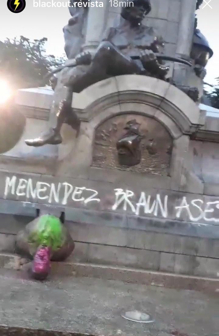 lenguaderaices's tweet photo. Y en Punta Arenas cae también el busto de José Menéndez (responsable del genocidio selknam en la Patagonia) en la Plaza de Armas. 

#NoSon30son500 
#puq https://t.co/H2DuU2TRST