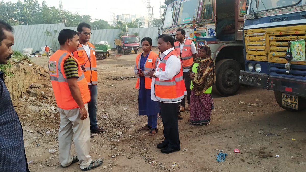 NirmalaHelen's tweet photo. ##SWATCH NAMASKARAM
#ZC-SEC Inspecting #DAMPING POINT AT #NEREDMET X ROAD with #sanitation team.@GHMCOnline @CommissionrGHMC @KTRTRS @ZC_Secunderabad https://t.co/MgUHdcMMzl