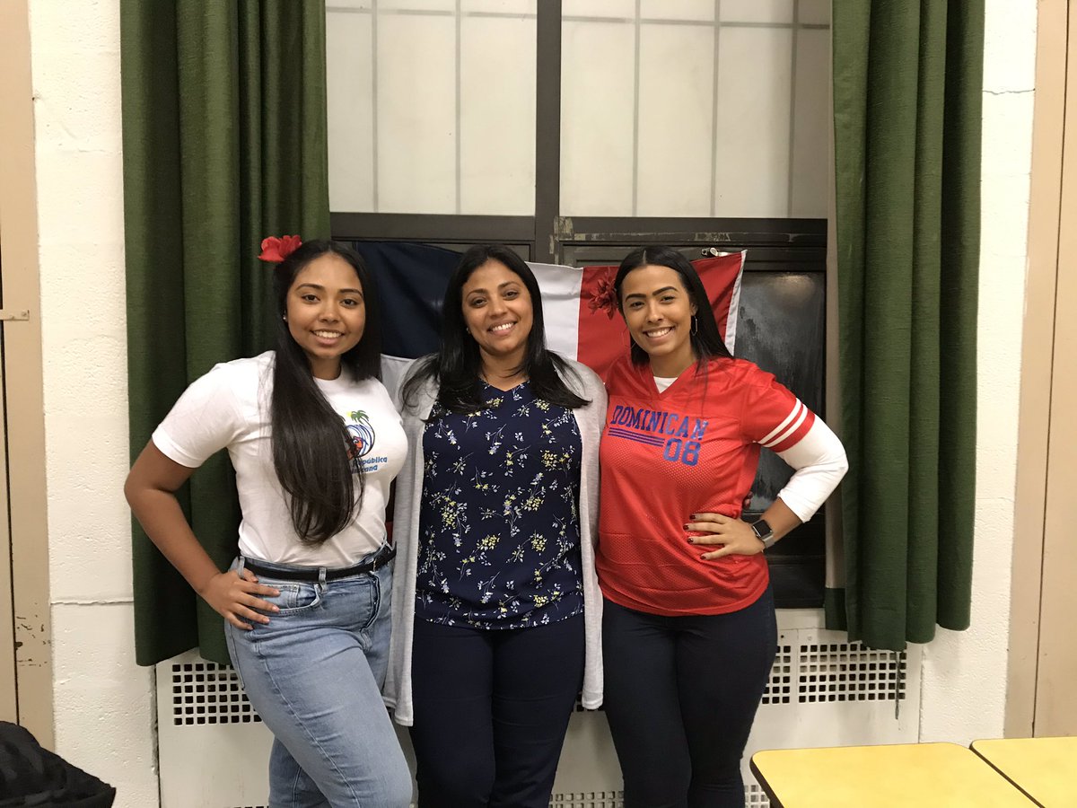 AnaBuen15062583's tweet photo. Dominican Republic was well represented at our Multicultural Night #Hillcrest 🇩🇴#Dominicancake #itsagreatdaytobeaHawk https://t.co/itWEmNRFGL