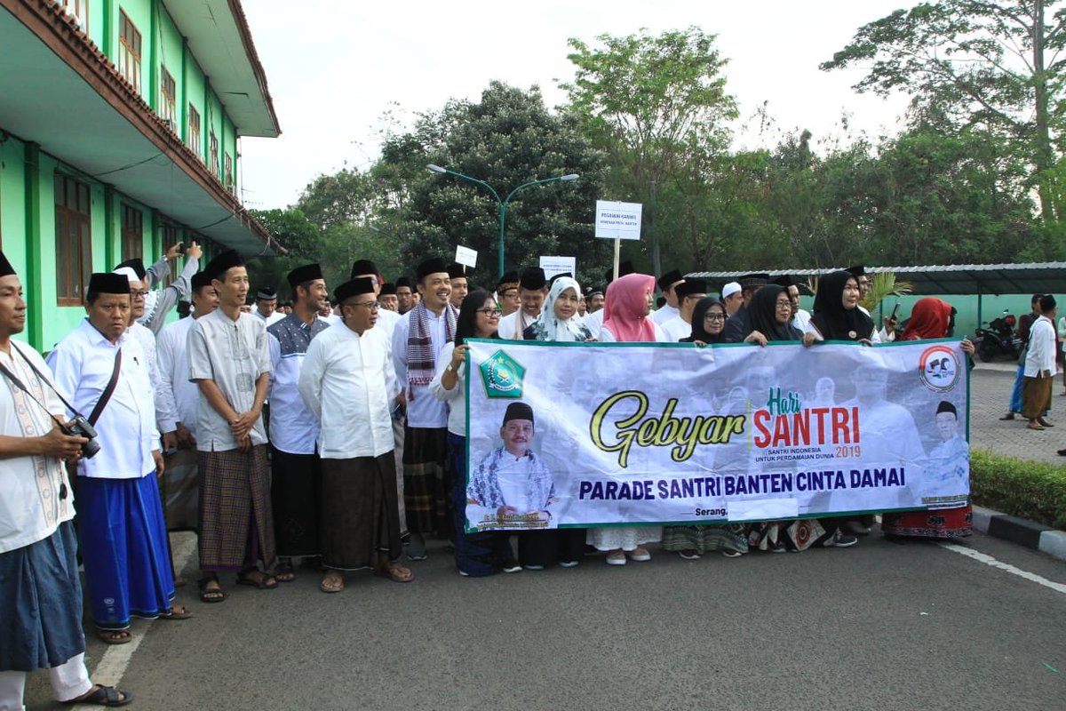 Kemenag_RI's tweet photo. Salam #SahabatReligi

Selasa (05/11) pagi ini, Kantor Wilayah Kemenag Provinsi Banten di Serang, sudah ramai. Ribuan santri dari berbagai daerah di Banten, ASN Kanwil, dan umat lintas agama kumpul untuk mengikuti Jalan Santai Kebangsaan, Santri Banten untuk Perdamaian Dunia. https://t.co/onsQEd3xnY