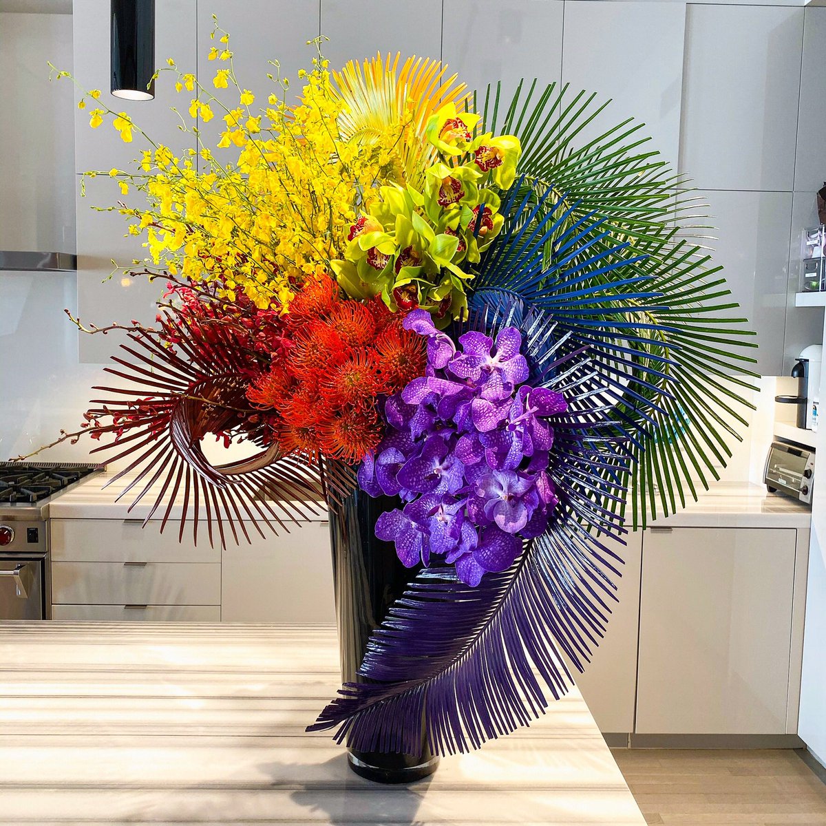Bethenny's tweet photo. All you need is love... Thanks to @pbernon for these beautiful birthday flowers! ❤️🧡💛💚💙💜

#AllYouNeedIsLove #Love #TasteTheRainbow #Birthday #HappyBirthday #NYC #MyPlayground #APlaceOfYes #NYCStyle #StreetStyle #NYCStreetStyle #NYNY https://t.co/mkfTNoIz5G