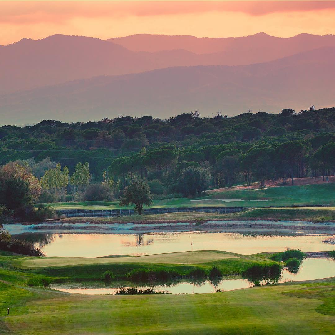 Is there a better way to start the day than a round of golf at Spain's Nº1 golf course? ⛳️ #PGACatalunyaResort 📸 by @sjomanart