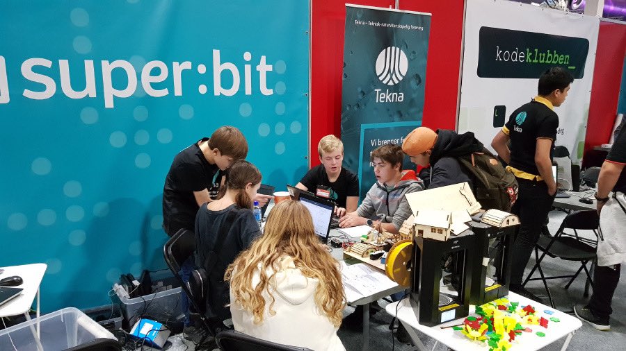 Hvem prioriterte å besøke <a href="/Tekna/">Tekna</a> sin stand med <a href="/kidsakoder/">Lær Kidsa Koding!</a> &amp; Kodegenet i helgen på <a href="/SpillExpo/">SpillExpo</a>? Jo,selvfølgelig statsminister <a href="/erna_solberg/">Erna Solberg</a>! 20 000 fremtidige potensielle Tekna-medlemmer var innom! Både Erna &amp; ungdom syntes koding er gøy! Hva syntes du?🤩Heia #realfagsrekruttering