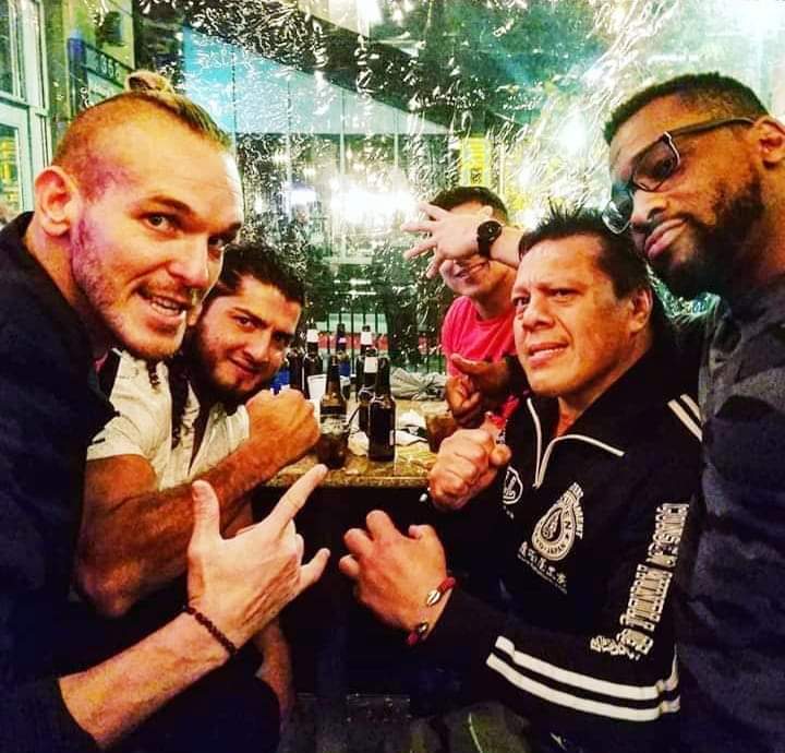 LaTijeraLucha's tweet image. Una postal que ejemplifica lo que es la lucha libre, no hay empresas, solo existe un concepto: familia luchística.
#SamAdonis @rushtoroblanco @dragonlee95 @UltGuerrero y @KennyKingPb2 el fin de semana...
#latijeraluchalibre 
📸 a quién corresponda