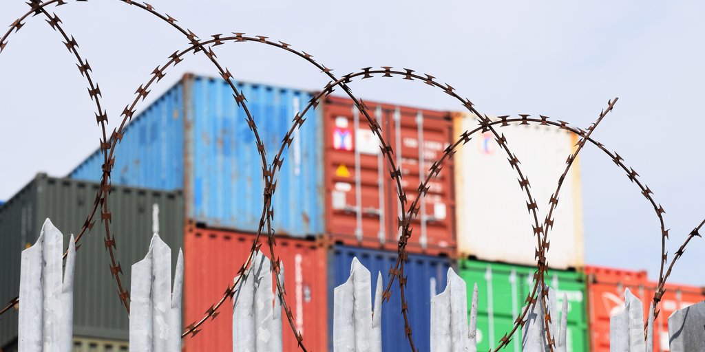 Our article on tariff and non-tariff measures reflects on how trade barriers may affect trade and growth: bit.ly/2Nbwnvx  |  #trade #nontariffmeasures #tariff #tradebarriers #malaysia