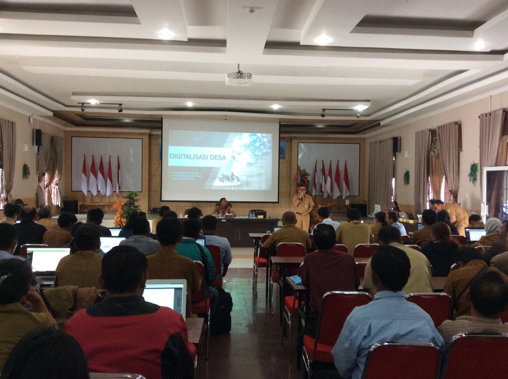 PENGEMBANGAN — H2 Pengembangan Sistem Informasi dan Pembangunan Kawasan Pedesaan di Bale Sada Arih, Kompleks Perkantoran Panorama Indah Sindeka, Selasa (5/11). Hadir sebagai narasumber dalam kegiatan tersebut, Plt. Kadis Kominfo, Aryanto Tinambunan, SP, M.Si.