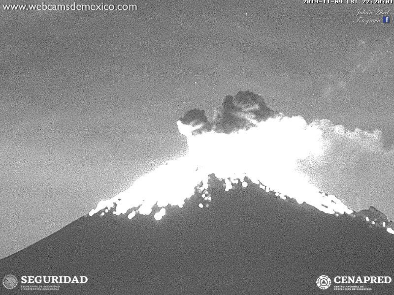 SkyAlertMx's tweet photo. #Ahora - moderada explosión del #Popocatépetl a las 22:19 h.

Fragmentos incandescentes sobre las laderas del volcán; columna eruptiva menor a 2 km sobre el cráter con dispersión de ceniza hacia EdoMex.

🚦amarillo 2. https://t.co/nGUfI39TCP