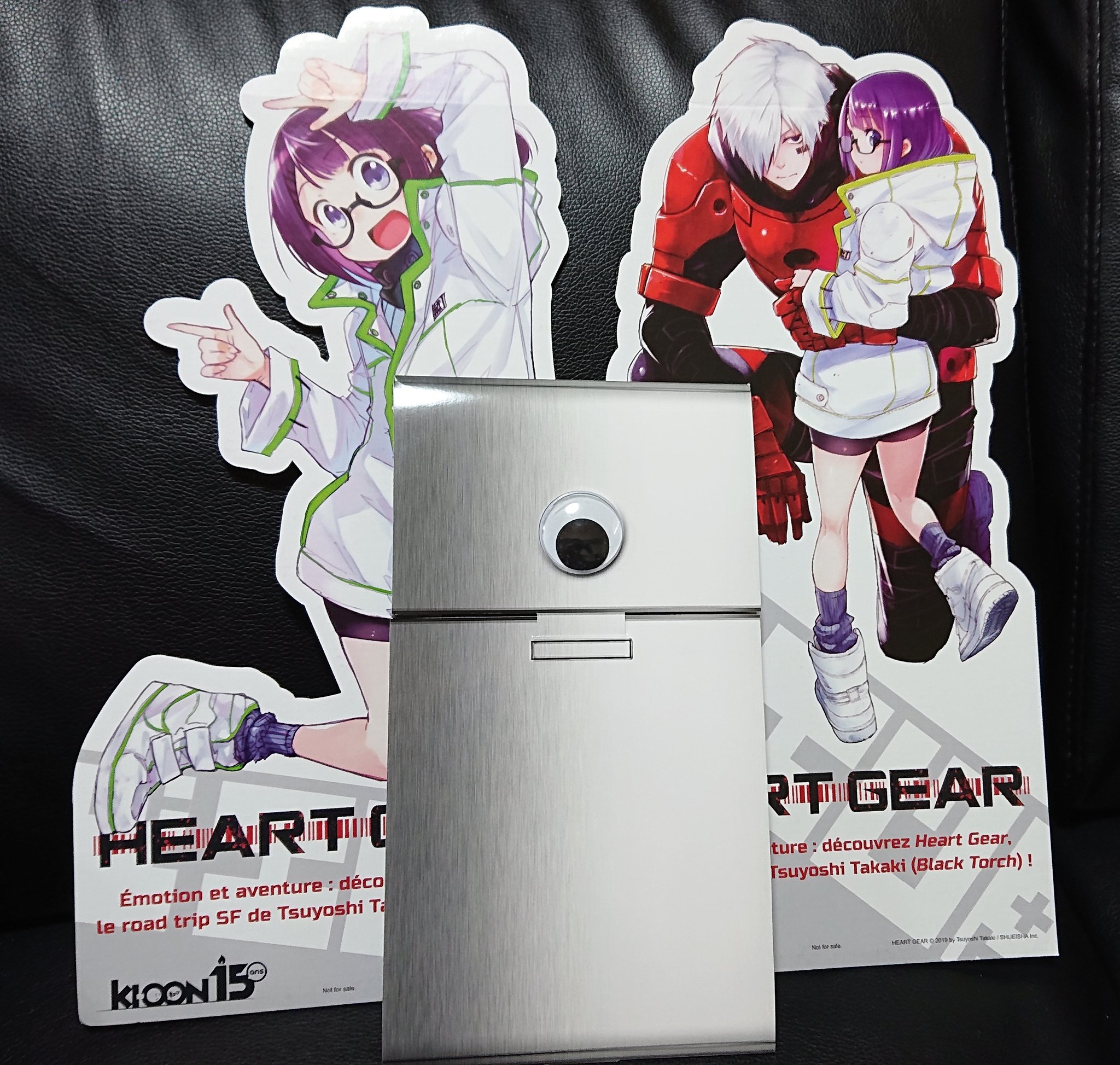 タカキツヨシ Heart Gear 巻発売中 またまたフランス版のあれこれを頂きました ブラックトーチの全巻セットボックスとハートギアのポップにパンフ このパンフ なんとドラム缶クロムくんのペーパークラフトになってるんです すごすぎる ほんとに タカキツヨシ Heart Gear 巻発売中 またまたフランス版のあれこれを頂きました ブラックトーチの全巻セットボックスとハートギアのポップにパンフ このパンフ なんとドラム缶クロムくんのペーパークラフトになってるんです すごすぎる ほんとに