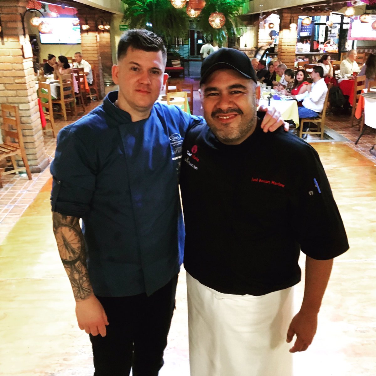 Big pleasure meeting you @chefgraham1 tonight in @las_pichanchas #chiapascuisine during dinner, we hope you enjoy our culinary culture & traditional folklore! Never forget #salepumpo #tuxtlagutierrez #chiapas #michelinstarred #chefbossuet #culinaryfriendship @isimaoficial