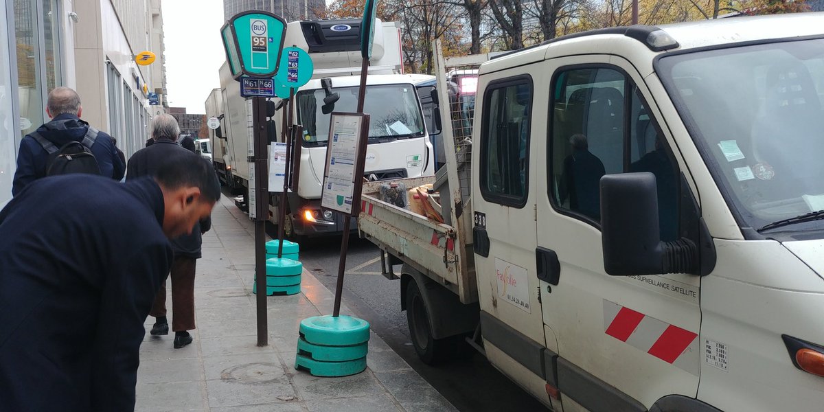 Le boulevard de Vaugirard. 

Oui, là, sous les camions en livraison, c'est une voie de bus... 

<a href="/Philippe_Goujon/">Philippe Goujon</a>