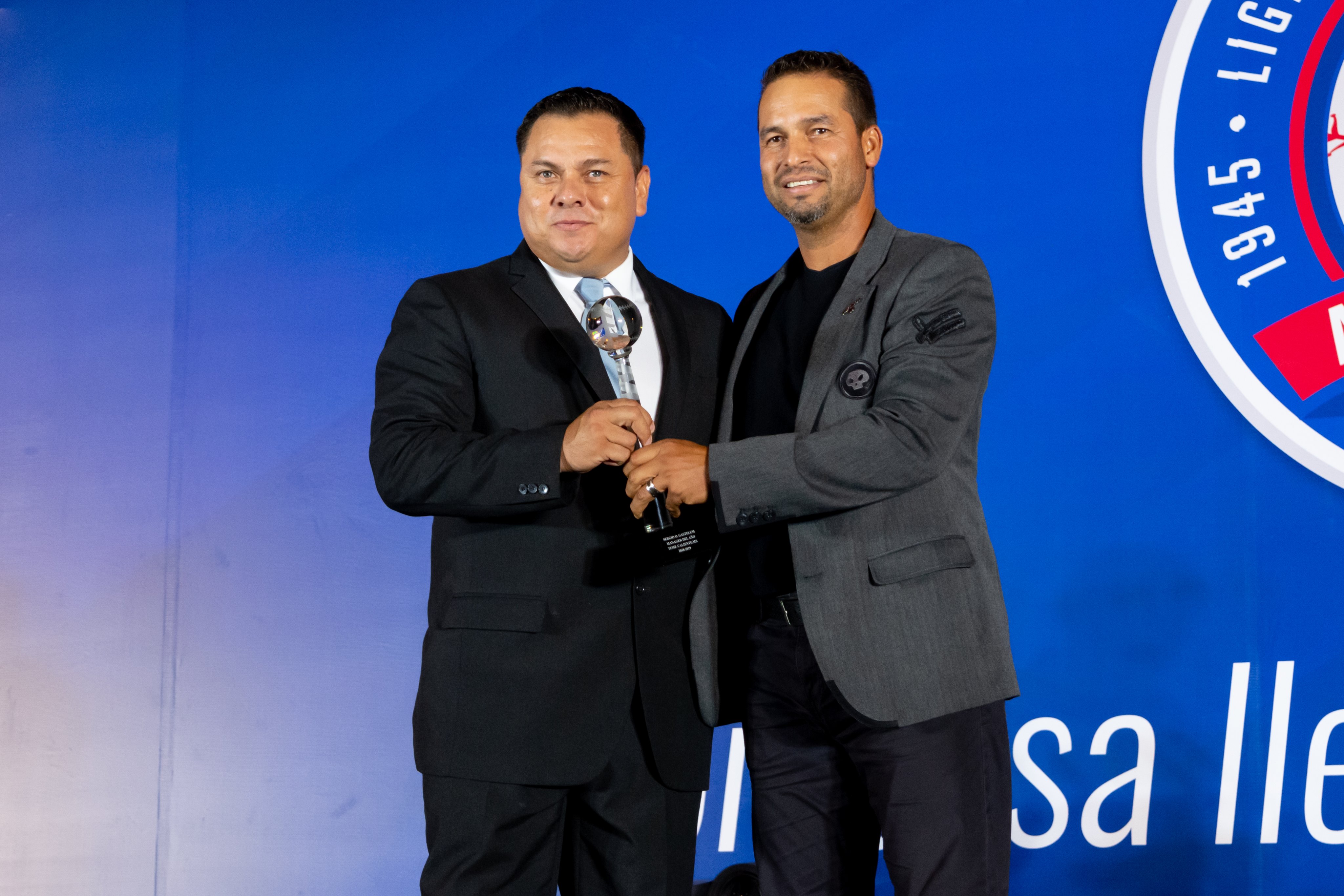 Sergio Omar Gastelum, Manager del Año LMP 2018-19, y Juan Gabriel Castro