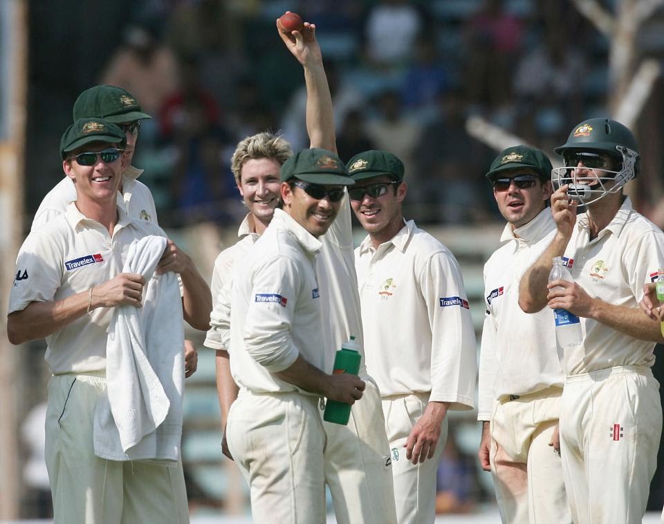 VVS scored 69 & Sachin scored 55 in a vital game changing partnership worth 91 precious runs.Dravid & Kaif chipped in with useful 20s too, before  @MClarke23 decided to have some fun with the ball too, in this series. Came up with magical figures of 6.2-0-9-6 to end the innings.