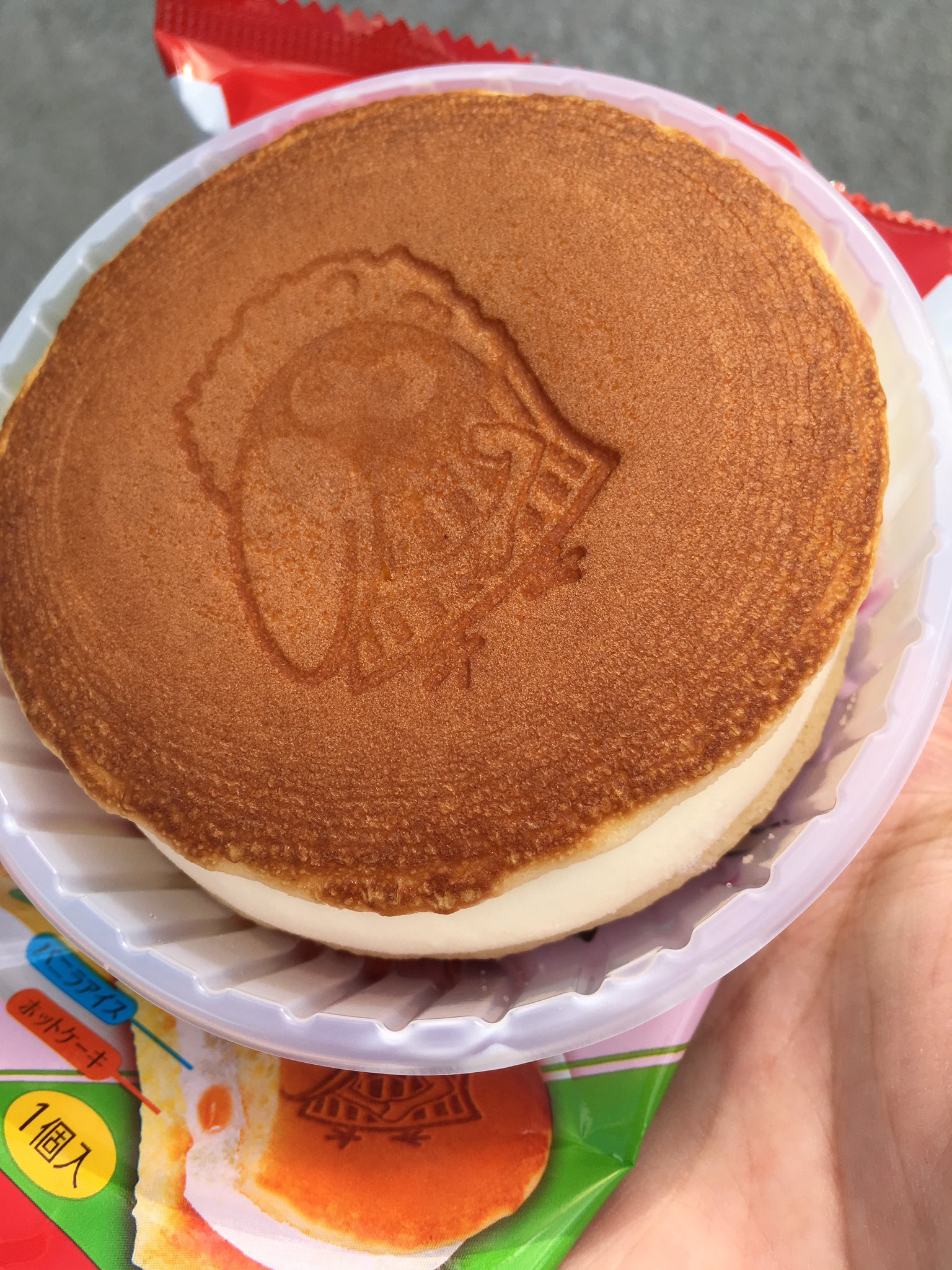 のの コバイア 森永ホットケーキサンドアイス美味しかった 伝説の赤城ふわほわパンアイスを思わす生地のふわふわさと森永らしい王道メープル風ソース チョコボールのアイコンであるキョロちゃんがデザインされてるのはコンセプト違いな気がしたから森永