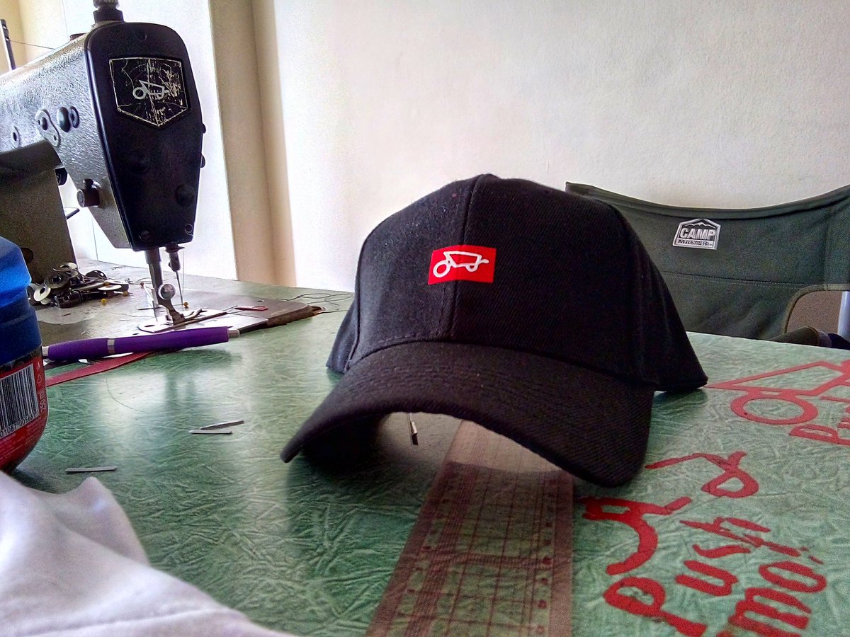 pushismokol's tweet image. Caps available for R150 each #pushismokol #eydaywork #thahustlecontinues for orders DM or WhatsApp 0614370447 # proudlysa