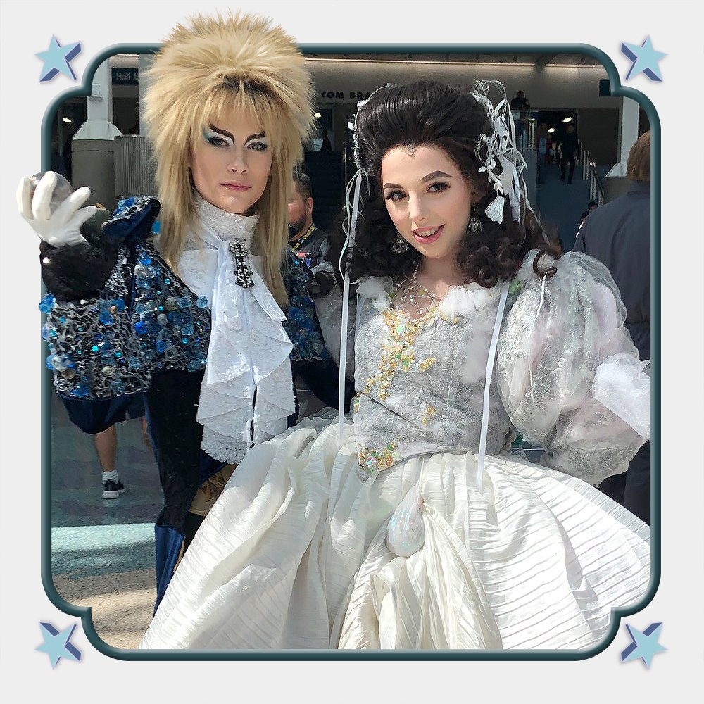 axcess247's tweet photo. Cosplay 4 the Day
#lacomiccon2019 #labyrinth #jareth #cosplayers #lacc #fandom #cosplay #labyrinthmovie #davidbowie #jenniferconnelly #cosplaylife #davidbowiecosplay #con #lacomiccon #movies #geek #nerd #popculture #trivia #games #virtualtakeouttrivia2go #virtualtakeout https://t.co/3hZ4uinaMr