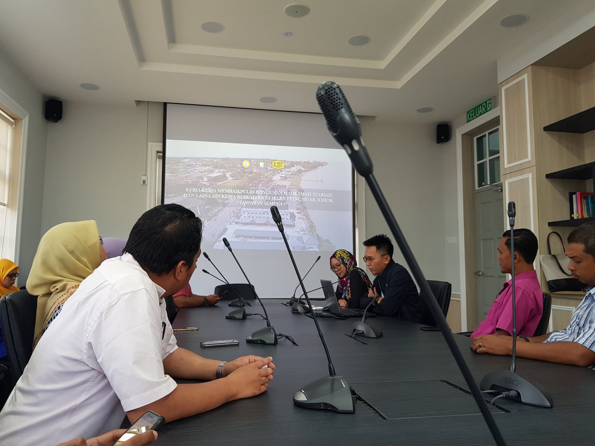 JkrMaria's tweet photo. Taklimat lawatan ke Projek Membaikpulih Bangunan Mahkamah Syariah Muar Johor @JkrParlimen @CKBA1_JKR @AJamrus https://t.co/0KXMvHns1B