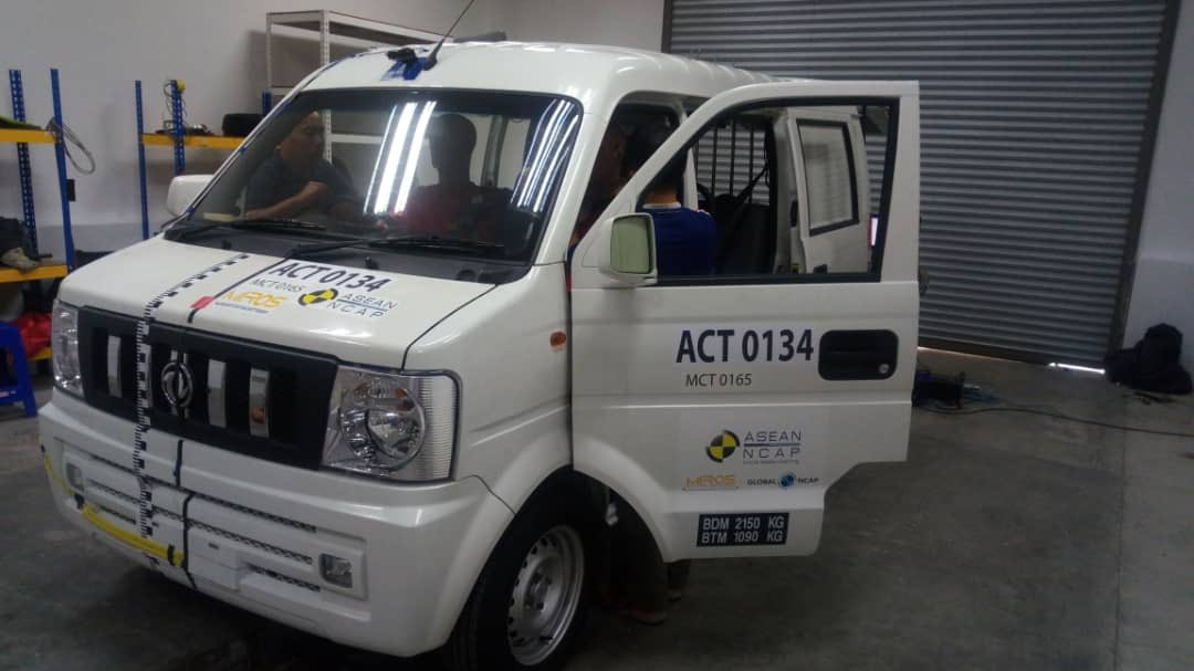 aseancap's tweet photo. Although #VSW2019 has ended, our crash test has not. The final preparation of the offset frontal test on the model DFSK panel van is currently ongoing at @mirosroadsafety PC3 lab. Look out for its result release this 21st November. @Sitiza406 @MOTMalaysia @JPJ_Malaysia https://t.co/KGavT3wmPn