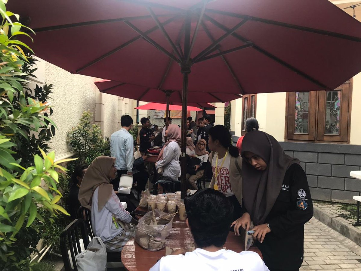 loopstationid's tweet image. Bisma business case Unair competion nih, booking di ruang outdoor.. 

Bingung cari tempat untuk meetup, bahkan create event sendiri? 
Gausa bingung-bingung langsung aja hub CP loopers. 

Nah komunitas kalian kapan nih booking di @loopstation.sby?? #Loopstationsby 
#Loopcorner3