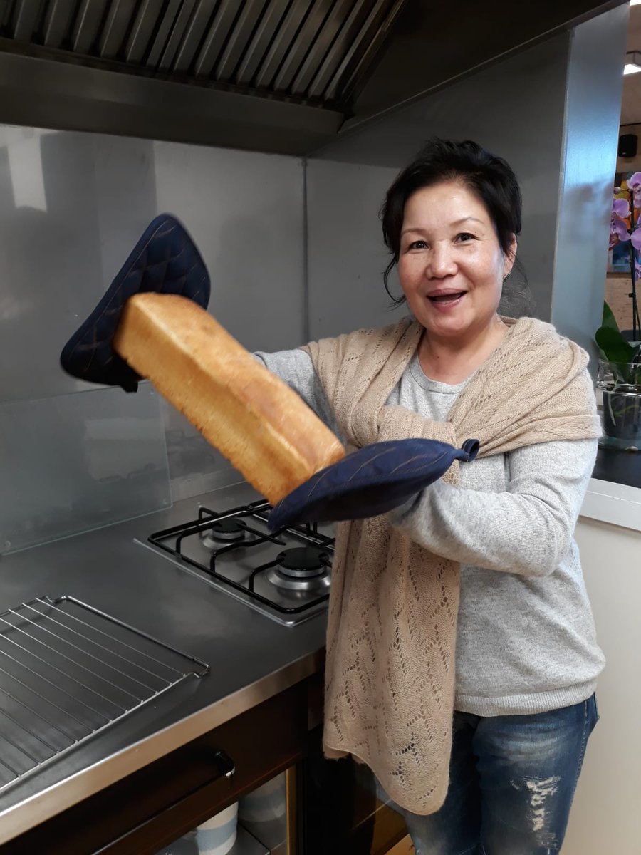Hallo dit is Ayneur Namujiafu. Zij volgt de entree opleiding van het FC en interne stage bij de Wurkjouwer. Deze brood balkende gemotiveerde vrouw zoekt een stageplek liefst in een bakkerij. Weet u een leuke plek Dan horen we het graag