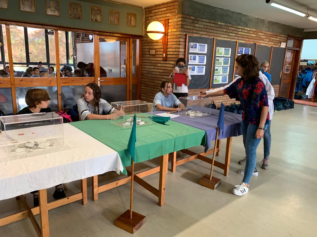 GarbiPereVerges's tweet photo. Avui a #Esplugues és el dia de les #eleccions a #CapsGeneralsdeColor dels alumnes candidats d'ESO3! Durant el matí els alumnes de tots els cursos des de 1r de Primària a ESO3 han votat al #menjador. https://t.co/PK7Djz30j9