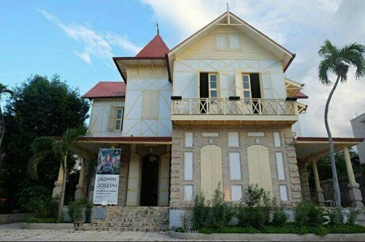 FutureHaiti's tweet photo. Le quartier Gingerbread de Port-au-Prince sur la liste des 25 monuments mondiaux à protéger en 2020

https://t.co/cgZwcFJxv2 https://t.co/s4N2jIUtLY
