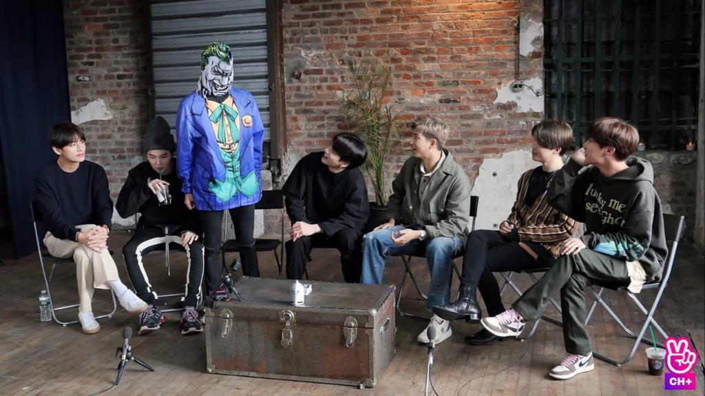 песня бтс ран. бтс ран клип. Bts run клип. шоу ран бтс постер. Run bts 2022 обложка.