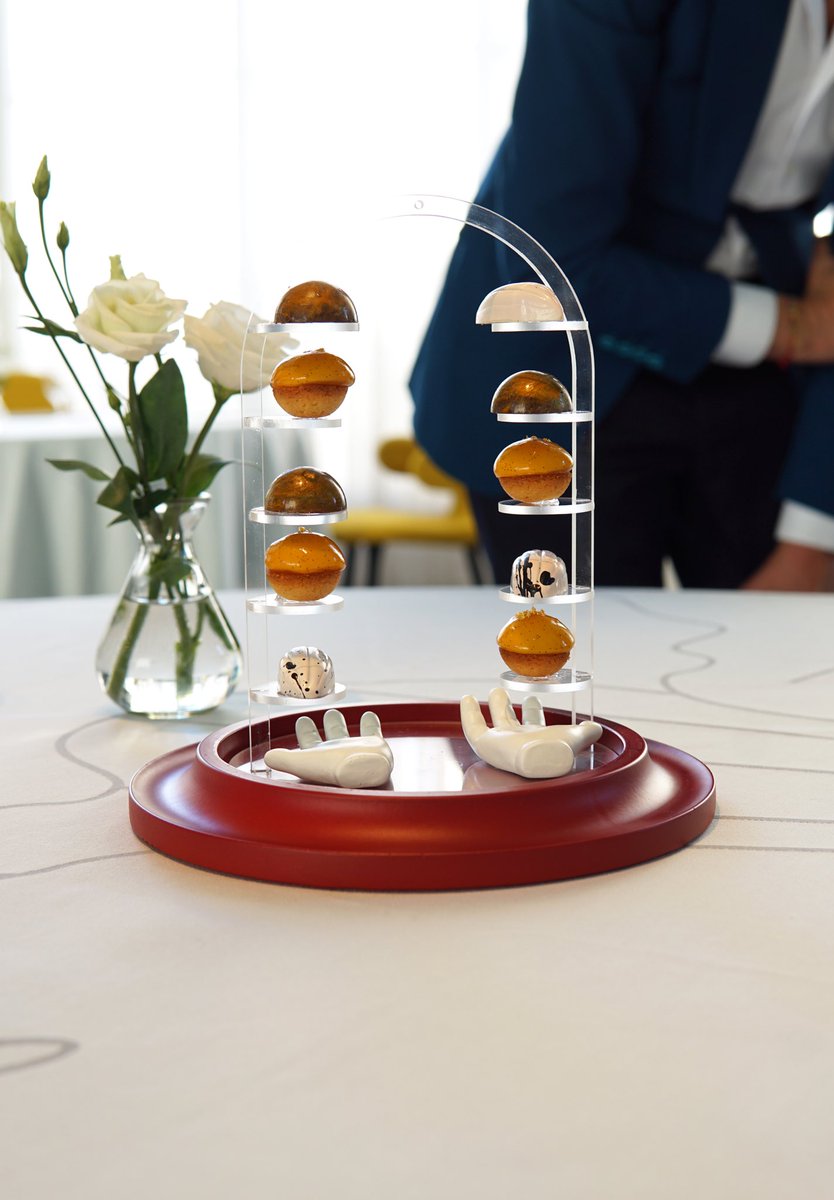 La Terraza del Casino/ Paco Roncero: Menú sólido y potente que culmina en unos principales a la altura de pocos, tanto por producto como por ejecución y concepto. Servicio de sala privilegiado en un espacio diseñado con precisión de orfebre. Gran bodega.
#Madrid