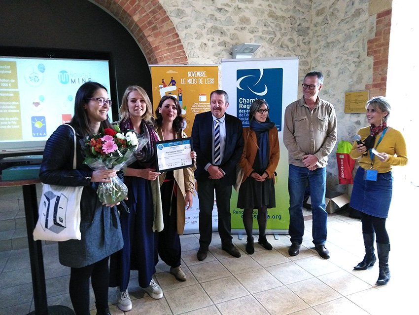 SansTransiPce's tweet photo. A l'occasion de la matinale #JeunESS40 en ouverture du #MoisESS19 à l'école de la deuxiÚme chance à #Marseille, le président de la @ESSenPACA, Denis Philippe, vient de remettre le prix régional ESS à l'entreprise @LaNouvelleMine ! https://t.co/yFOLQaByWB