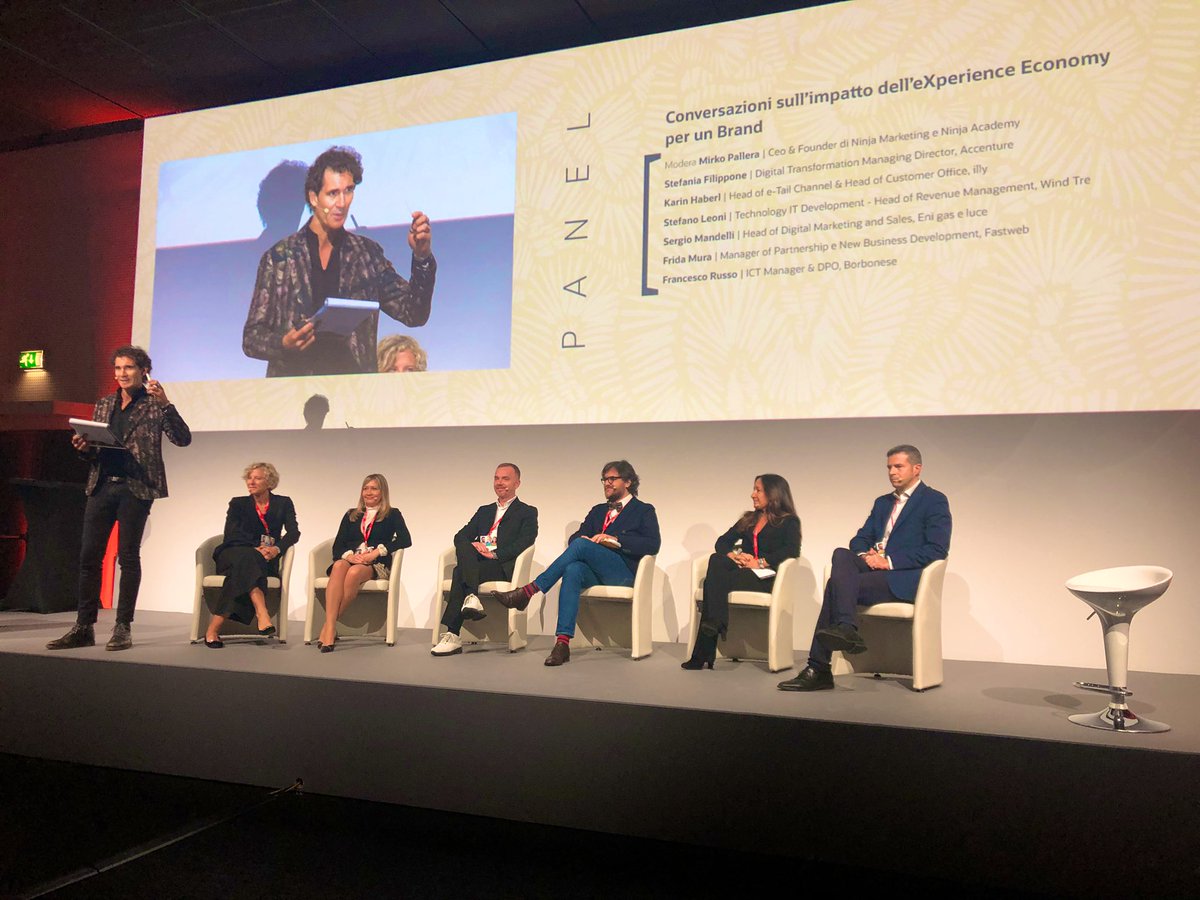 soc_rep's tweet photo. Comincia uno dei panel più suggestivi di questo #OracleDay. “Conversazioni sull’impatto dell’eXperience Economy per un brand”. #OracleMCX https://t.co/5BYsBB838a