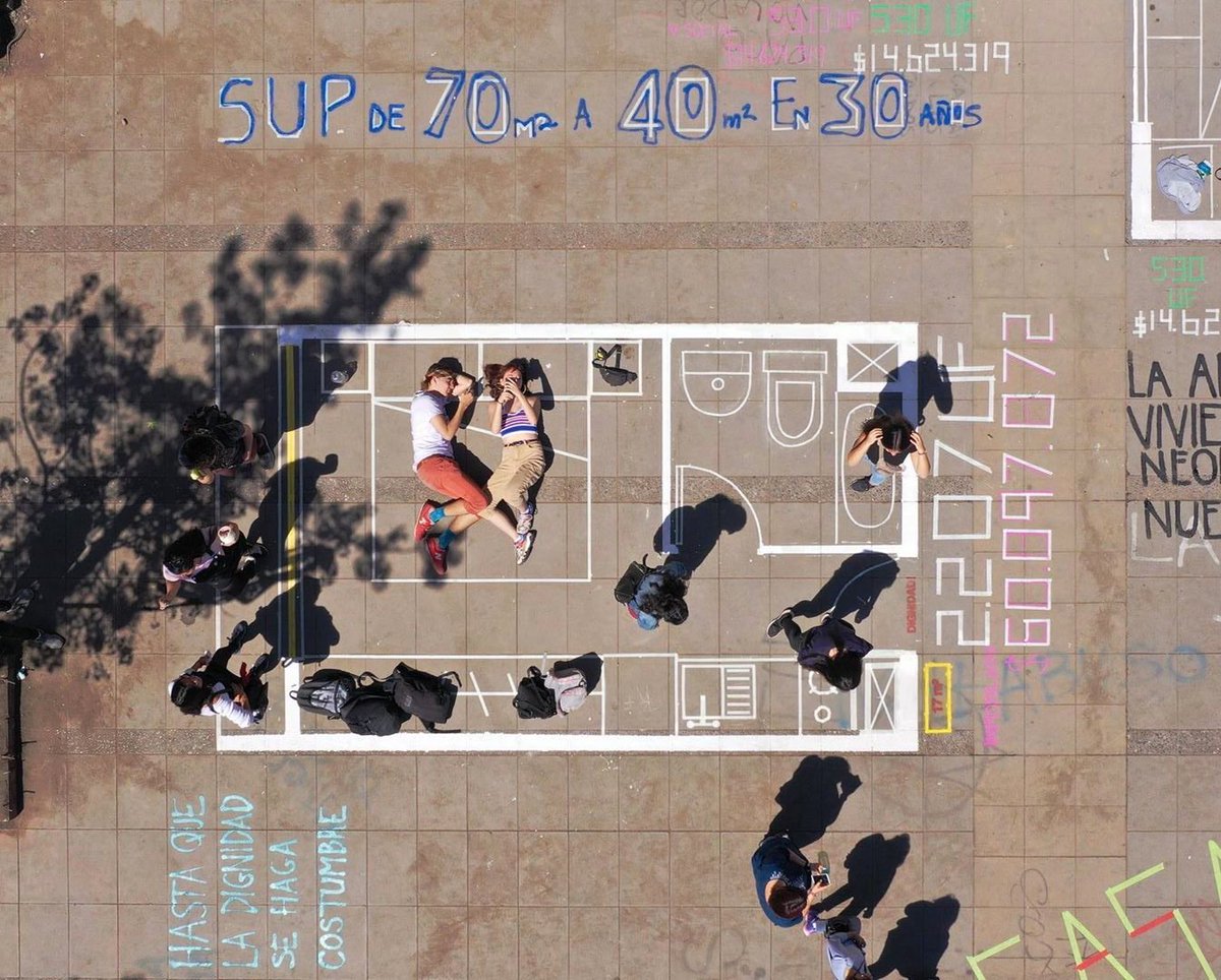 cityproject's tweet photo. Gli studenti di architettura armati di gessetti, hanno disegnato, arredato e abitato diversi miniappartamenti in Plaza Italia, luogo simbolo delle mobilitazioni di questi giorni. Uno dei tanti aspetti che contribuisce alla fortissima disuguaglianza sociale https://t.co/0iSVkXJHbw https://t.co/E9inl9NSJ1