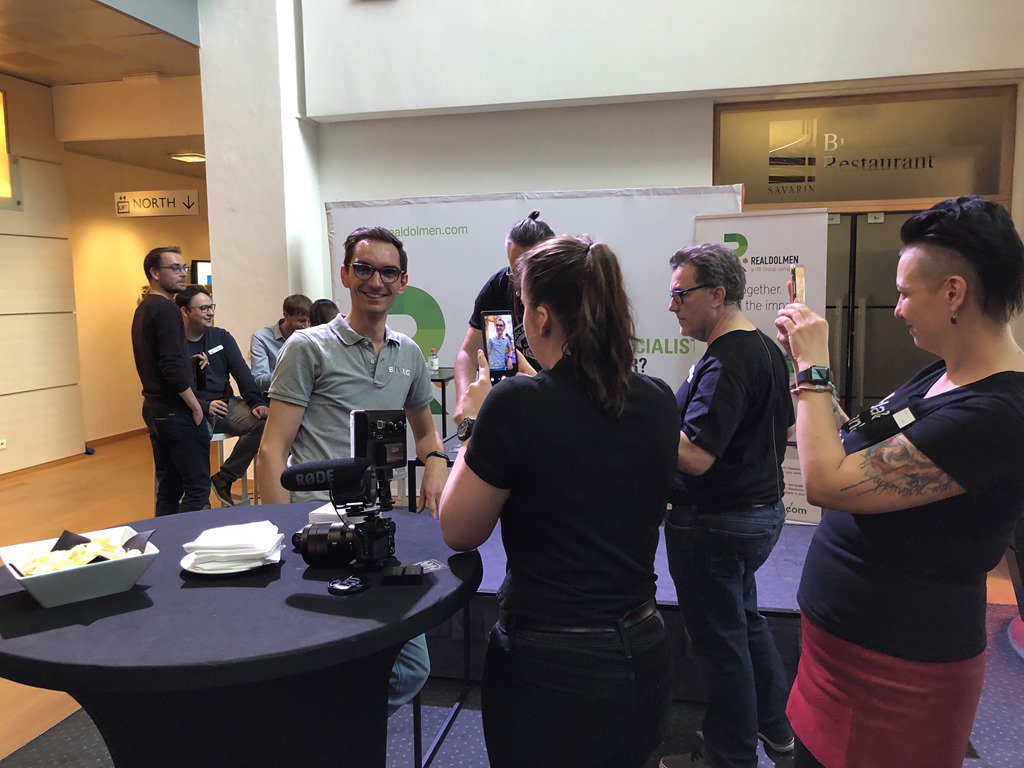 eliostruyf's tweet image. Ok, just don&apos;t ask what was happening here #SPSBE @LuiseFreese. Thanks @SanderBerkouwer for the picture 🤣