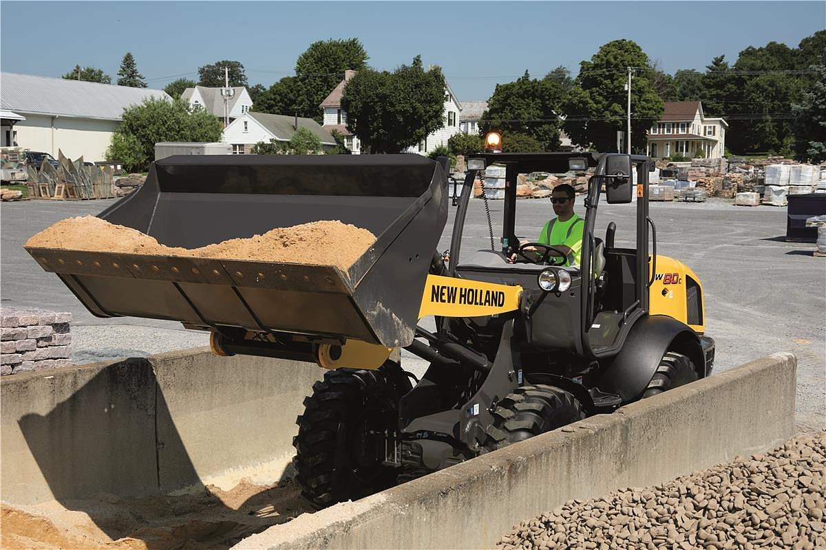 01Kingline's tweet photo. The rugged Z-bar linkage of New Holland compact wheel loaders provides the breakout force and lifting power you need to muscle through jobs precisely and quickly. #liftingpower  https://t.co/2tvktoOH6u https://t.co/sHAh5eZV3q