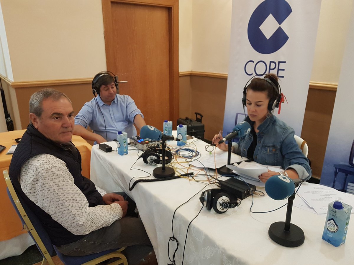 CarlosBlancodeO's tweet photo. Seguimos en directo en el #97.1FM #882OM y https://t.co/P2i29a8Non @COPEMalaga desde Salón del Vino de @narbona_solis en @AntequeraGolf Ahora con Gerardo Méndez de Bodegas Gerardo Méndez. https://t.co/hJ5XRgTDDO