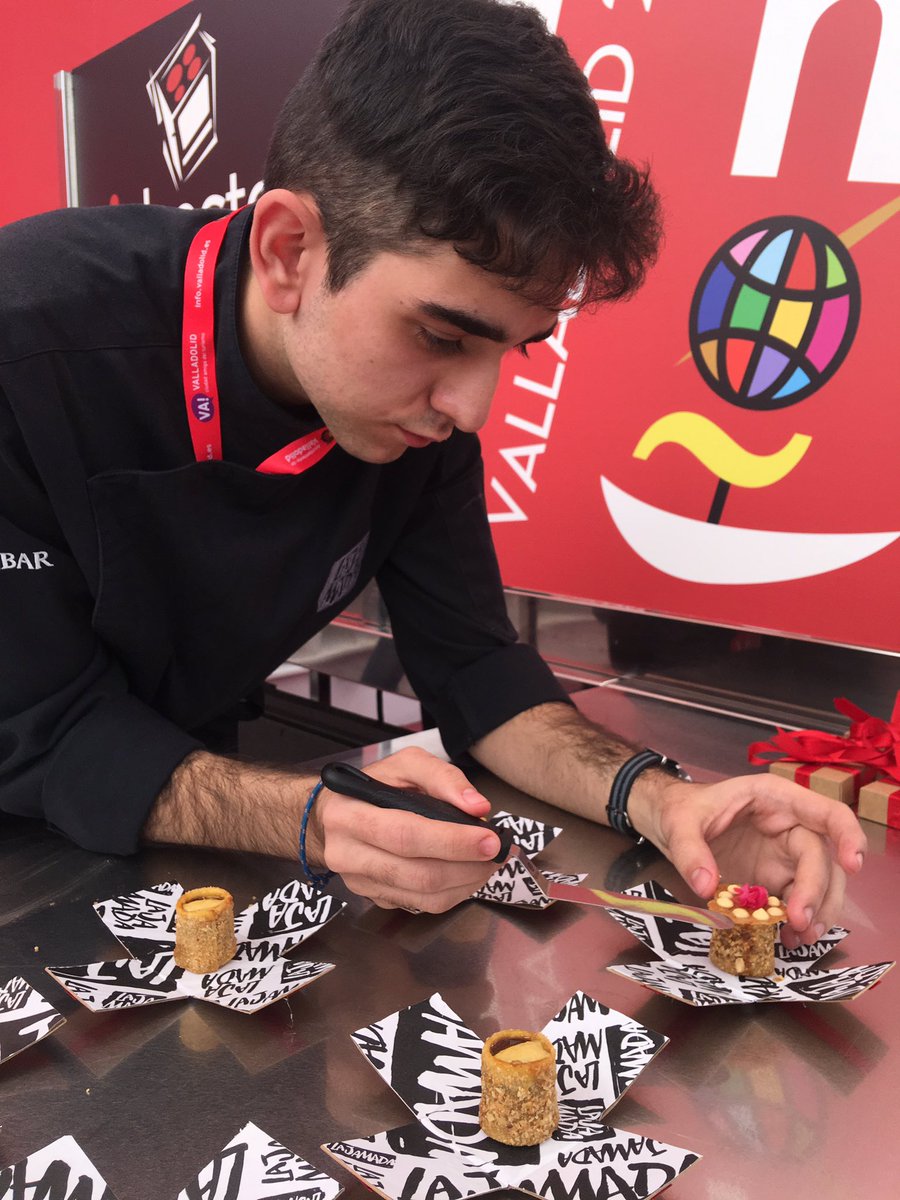 Francisco Javier Ruiz Fonta de la Jamada de Arrabal de Burgos nos trae un 'Pollo escalmendrado'.
#TapasVLL2019