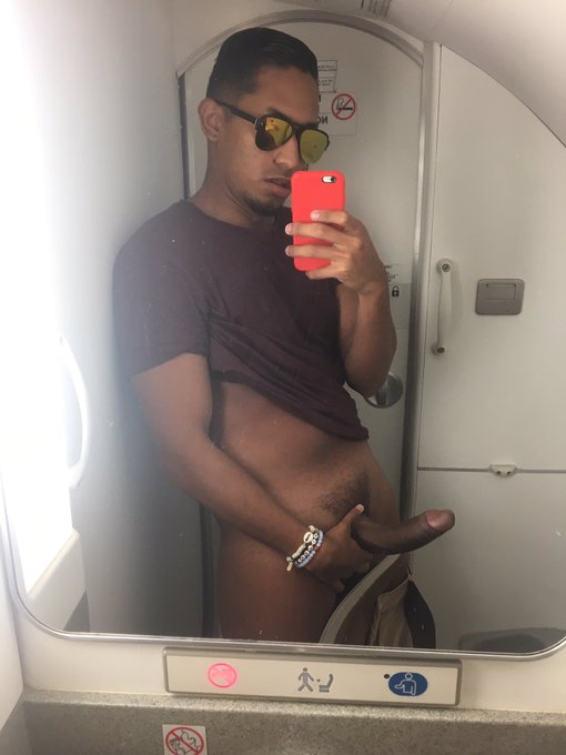 🚨 SE ABREN CULOS AQU&Iacute; 🚨  El ba&ntilde;o del avi&oacute;n es un buen lugar para liberar la presi&oacute;n😅  . 🔁RT si quieres<a href="/tag/rt"class="tags"><span>#rt</span></a>