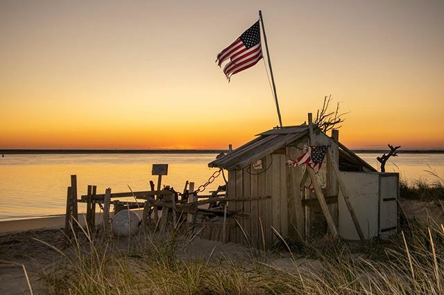 bpdesilets's tweet photo. Dawn’s early light.
#chatham #chathamma #twitter #capecod #duneshack #lighthousebeach #dawn #light #sunrise #flag #usflag #color #sky #skylovers https://t.co/tZ2fBRHka4 https://t.co/5cl4usucaF