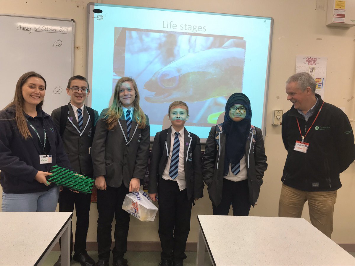 SWTlearningteam's tweet image. Massive thank you to Jez Wood from @EnvAgencyAnglia for coming along to talk to our #Wherehavetheeelsgone students at @aldevalley. Sharing all his stories about eels and showing us the importance of eel passes for migration! @SuffolkAONB @innogy_uk #GalloperWindFarmFund