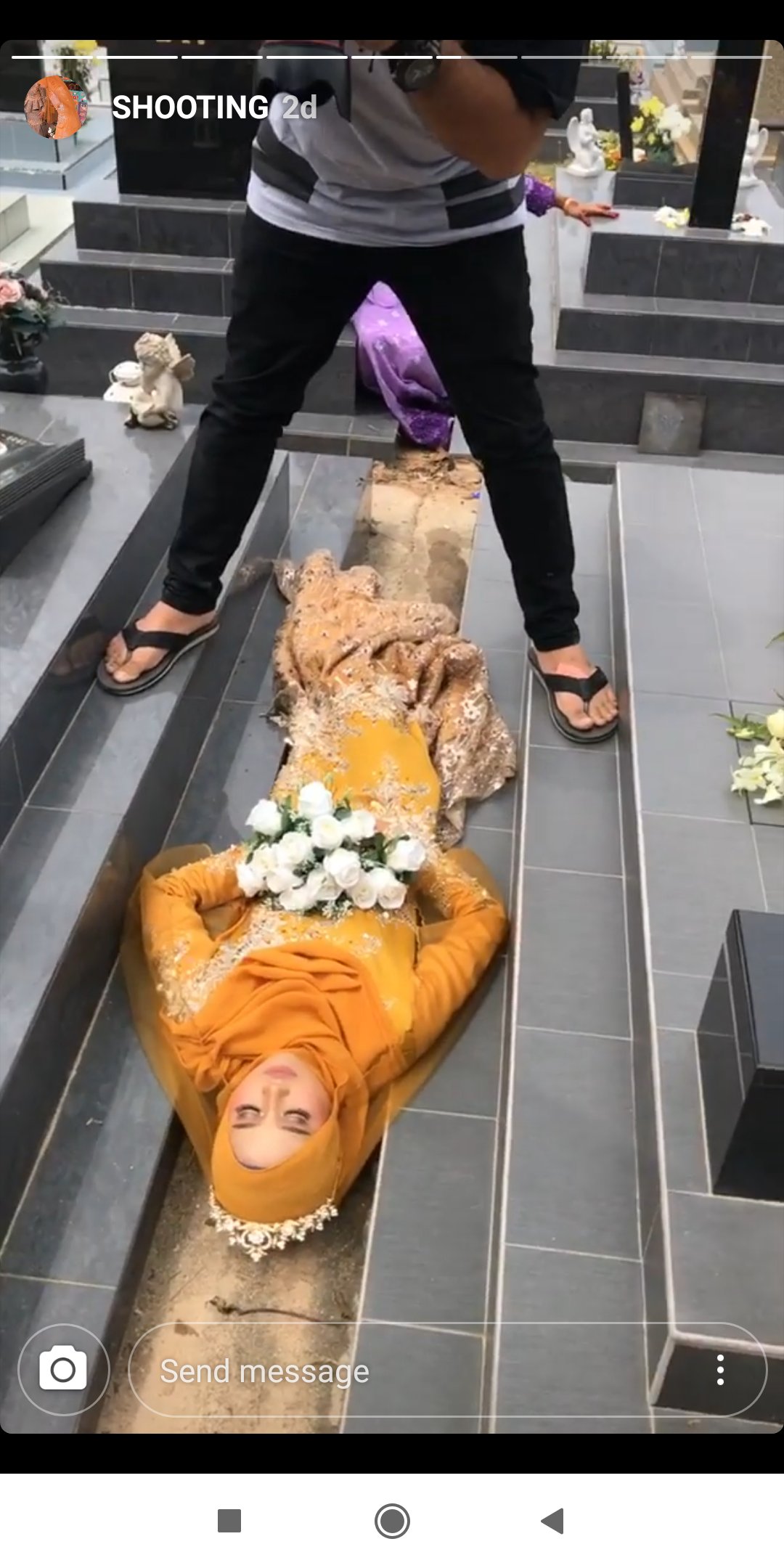  VIRAL  Kontroversi Pemotretan Baju  Pengantin  di Pemakaman 