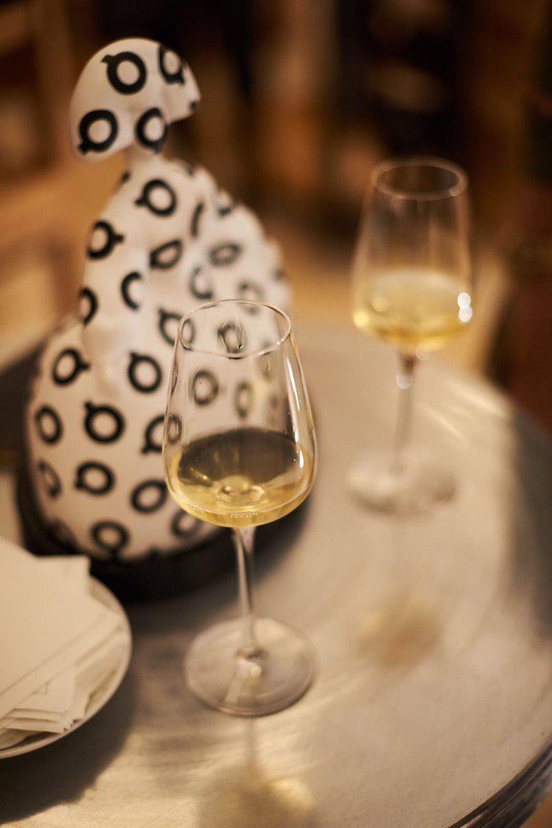 CoqueMadrid's tweet photo. El inicio de una gran experiencia en nuestra bodega. Uno de los pasos que podrás disfrutar en #RestauranteCoque.
··
🍷 @ChefSommelierES
··
#CoqueLive #Restaurantes #RestaurantesSostenibles #EstrellaMichelin #HermanosSandoval #Madrid #TurismoMadrid #LaBodegaDeCoque #WineLover https://t.co/tX8f2wNcUe