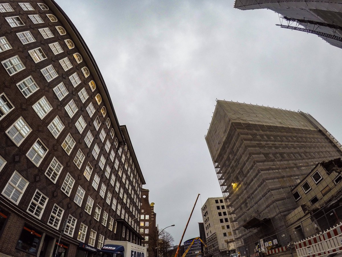 behnie's tweet photo. Ein gewollter Kontrast: Kontorhaus vs. City-Hof. 
#cityhof #Kontorhausvietel #abriss #klophaus @Fink_Hamburg https://t.co/djbG2Ma9vv