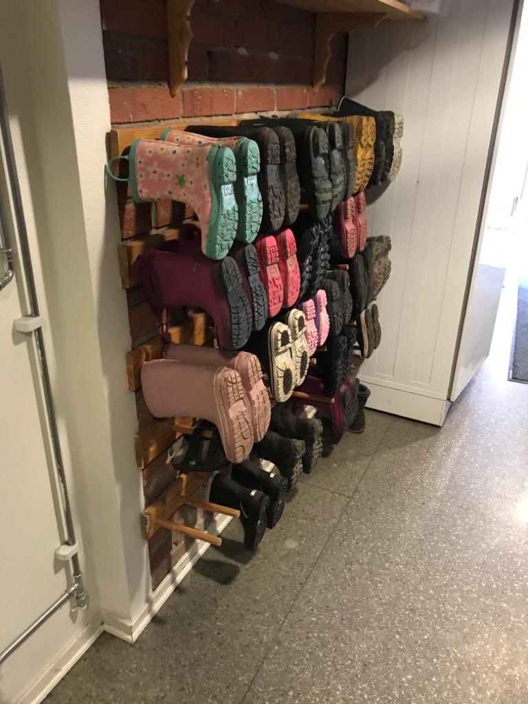 stichtingboor's tweet photo. Een groep collega’s, werkzaam in het (s)bao, is deze week op studiereis. Op dit moment zijn ze in Zweden. Hoe werken ze daar aan de verbetering van kwaliteit en vernieuwing? Het eerste schoolbezoek is in ieder geval een feit. #onderwijs #zweden #studiereis #sbao https://t.co/UjtT25ralf