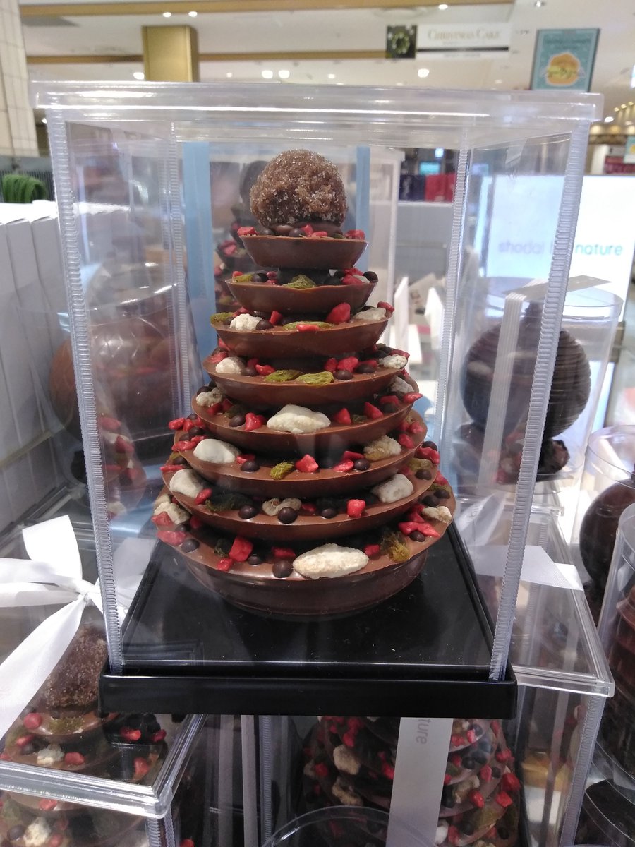 博多阪急 Twitterissa ミルクチョコレートで象られたクリスマスの樅の木です とても愛らしく 樅の木にナッツやドライフルーツをのせたツリー ホットチョコレートドリンクにしても楽しめます サパン ド ノエル ラクテ 4 001円 地階 ショウダイ ビオ