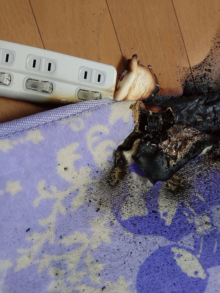 床に置いてただけのモバイルバッテリーが爆発 Togetter 床に置いてただけのモバイルバッテリーが爆発 Togetter