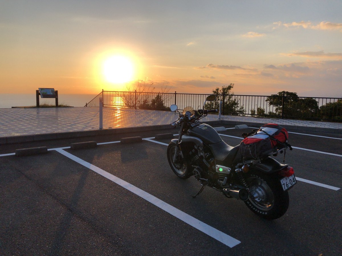 kwoh1's tweet photo. 西伊豆に来てます。
海沿いの静かなお宿、素泊まり2泊で5400円
#伊豆ツーリング #tagoreharborhostel #vmax #v1200 https://t.co/3vkqi27V8W